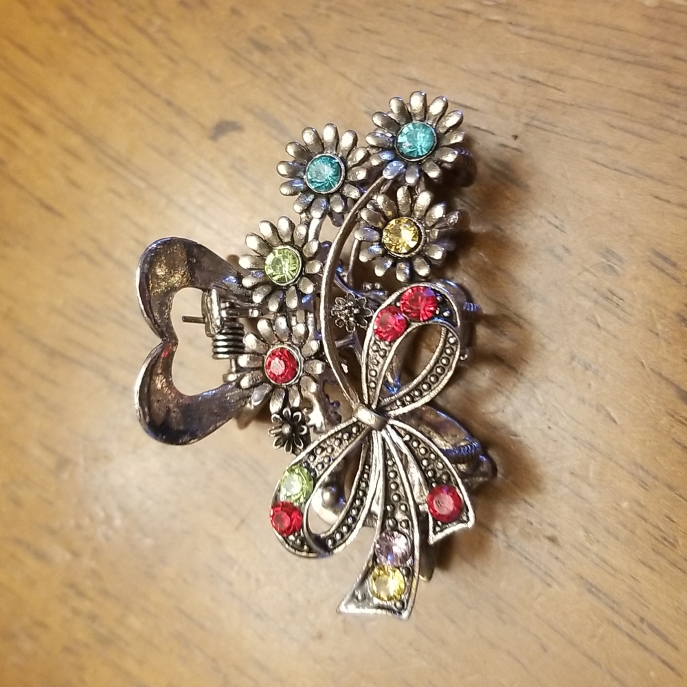 Pretty small metal hair clip